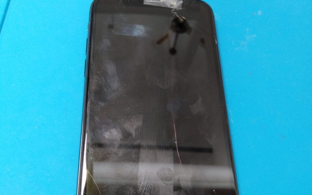 【割れてしまったiPhoneXの画面】修理は30分ほどで完了します！