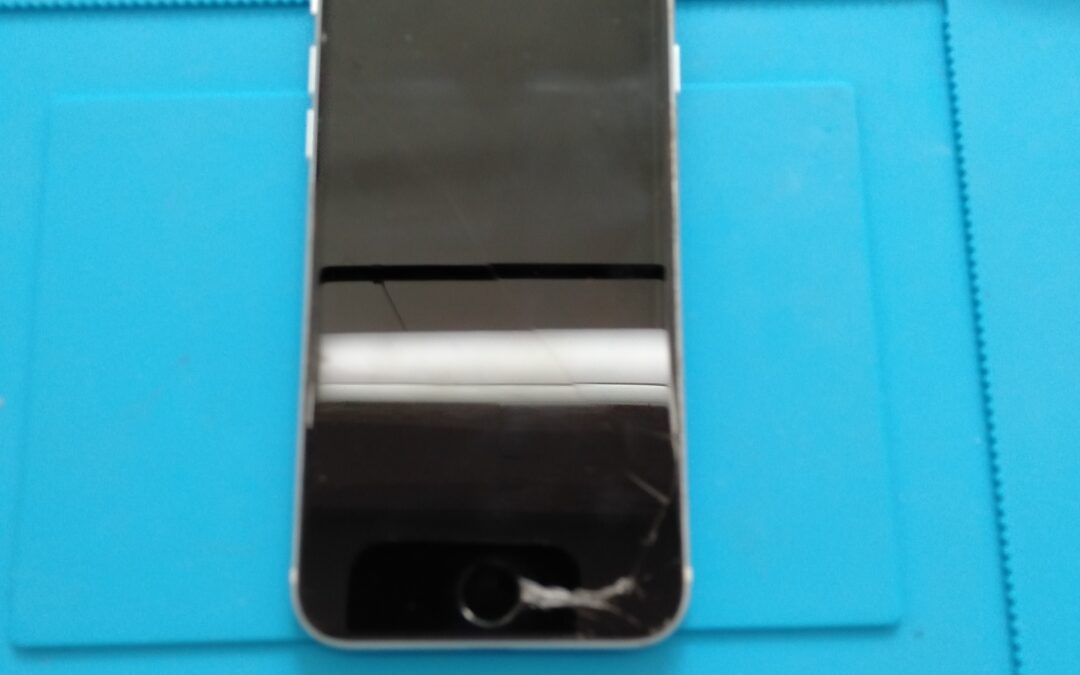 【Appleのスマホ iPhone SE2のフロントパネル修理とバッテリー交換しました！】