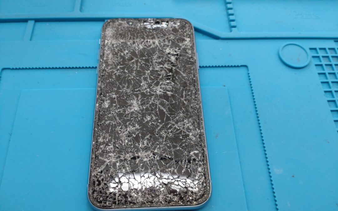 【Appleのスマホ 車に轢かれてしまったiPhone11の画面修理しました！】