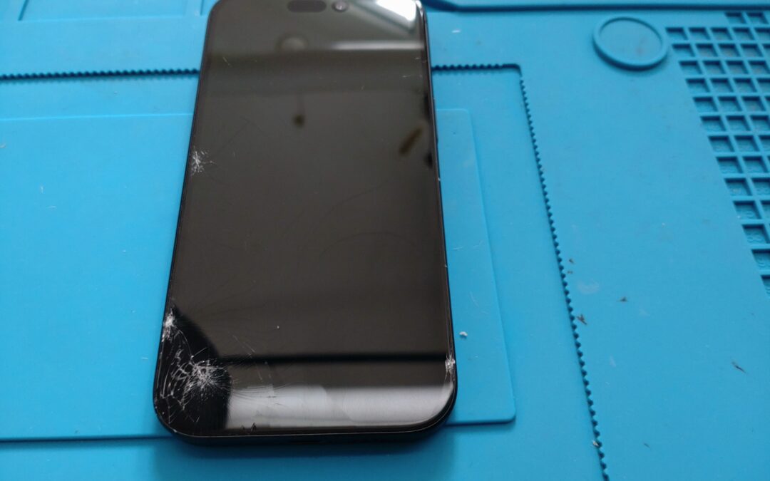 【Appleのスマホ iPhone 15 の割れてしまった画面修理しました！】