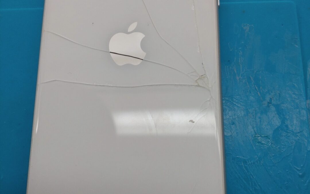 【Apple製のスマホ iPhone SE2 の割れた画面とバッテリー交換しました！】