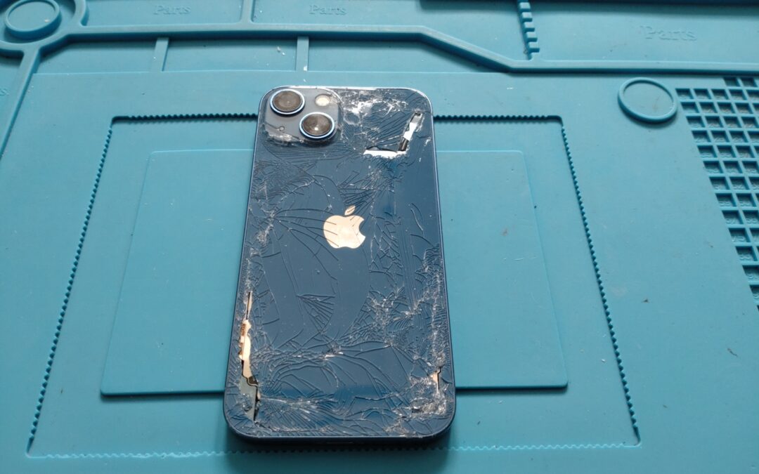 【Appleのスマホ iPhone 13 バキバキに割れたリアパネル修理しました！】