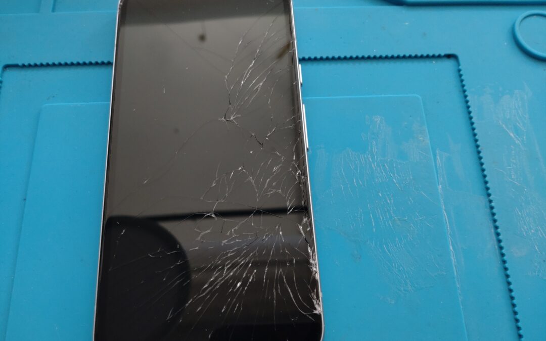 【Google製のスマホ Pixel 8 割れた画面の修理しました！】