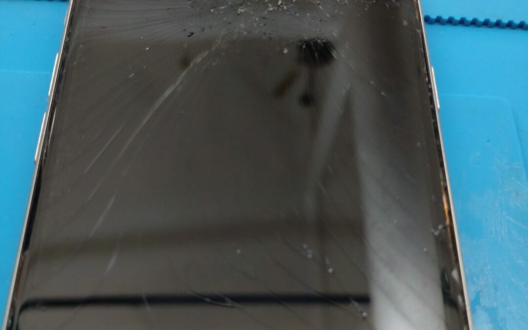 【Apple製のスマホ iPhone SE3 割れた画面の修理しました！】