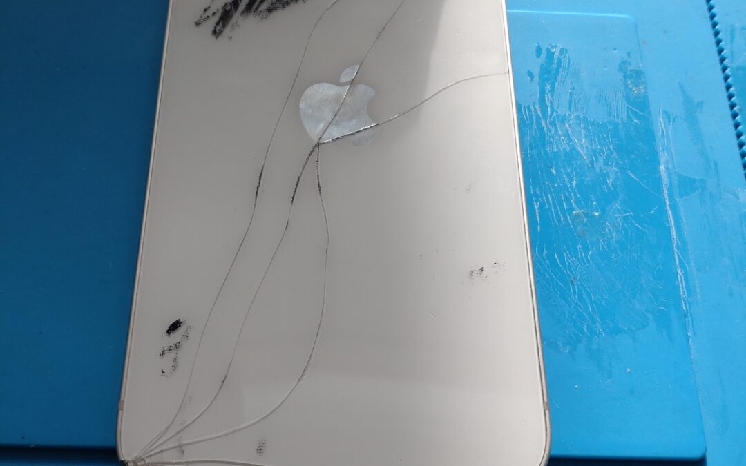 【Apple製のスマホ iPhone 14 割れてしまったリアパネル修理しました！】