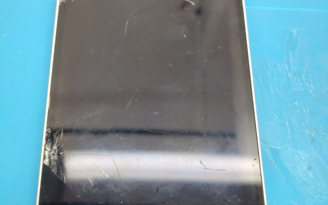 【車に轢かれてしまったiPhone 12の画面修理とバッテリー交換しました！】