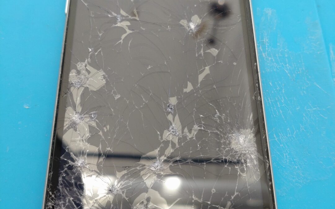 【広範囲に画面が割れてしまったiPhone SE2 の画面修理しました！】