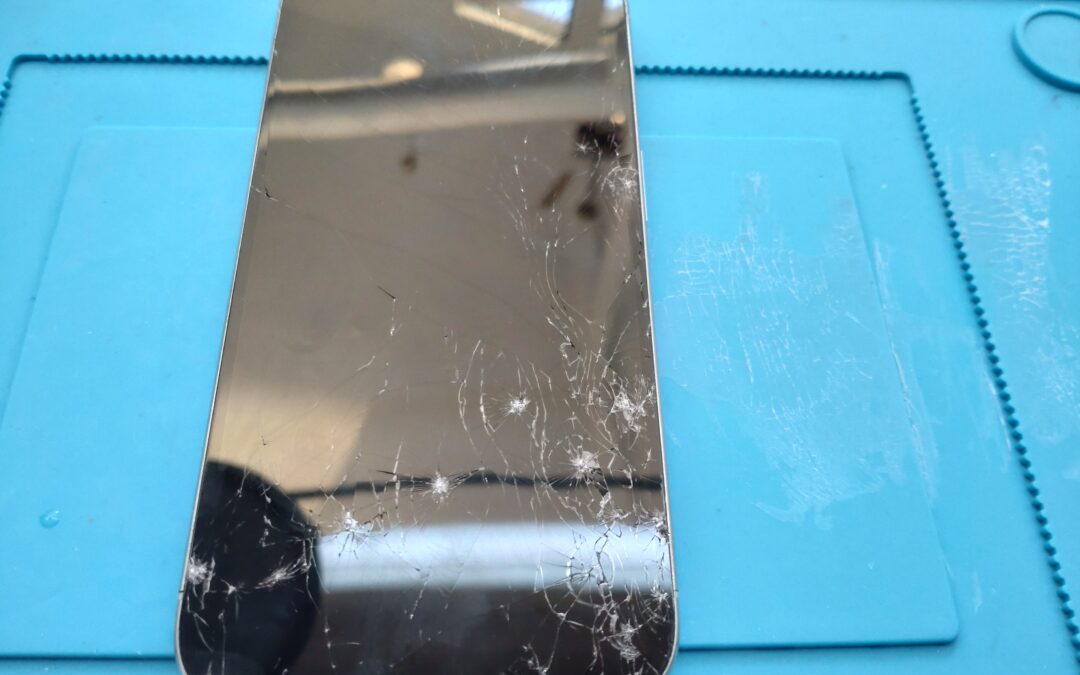 【広範囲に割れてしまったiPhone15Proの画面修理しました！】