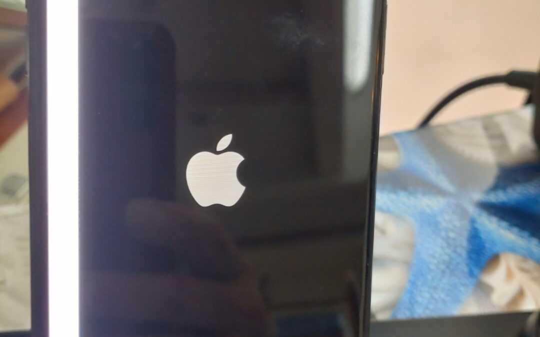 【画面にストライプが入ってしまったiPhone11ProMaxの画面修理しました！】