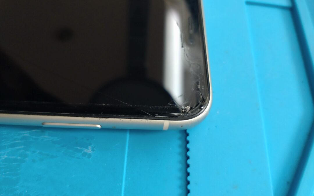 【画面が割れてしまったiPhone１１のフロントパネル修理しました！】