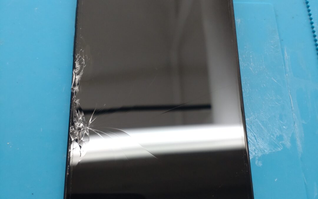 【画面左側が割れてしまったiPhone１６のフロントパネル修理しました！】