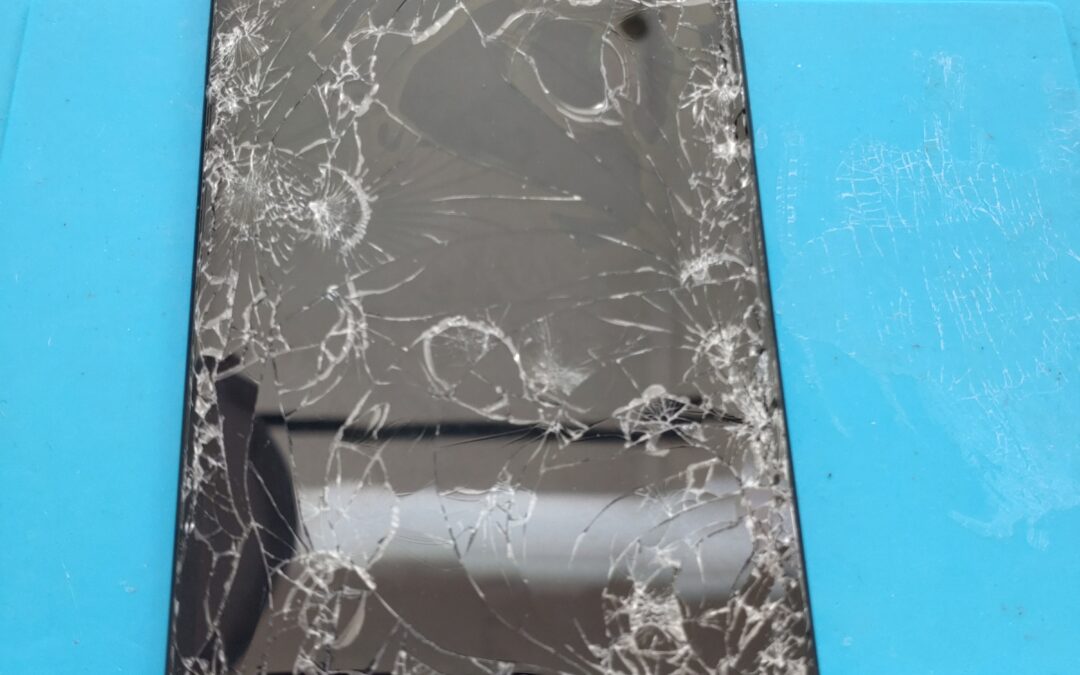 【バキバキに画面が割れてしまったiPhone１６のフロントパネル修理しました！】