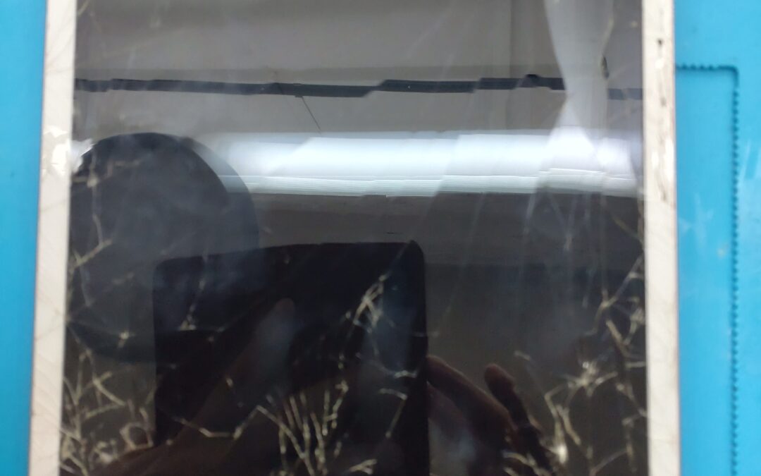 【広範囲に画面が割れてしまったiPad 第８世代の画面修理しました！】