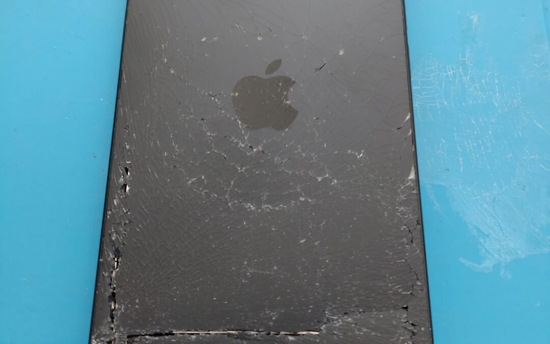 【リアパネルが割れてしまったiPhone１５の修理とバッテリー交換しました！】