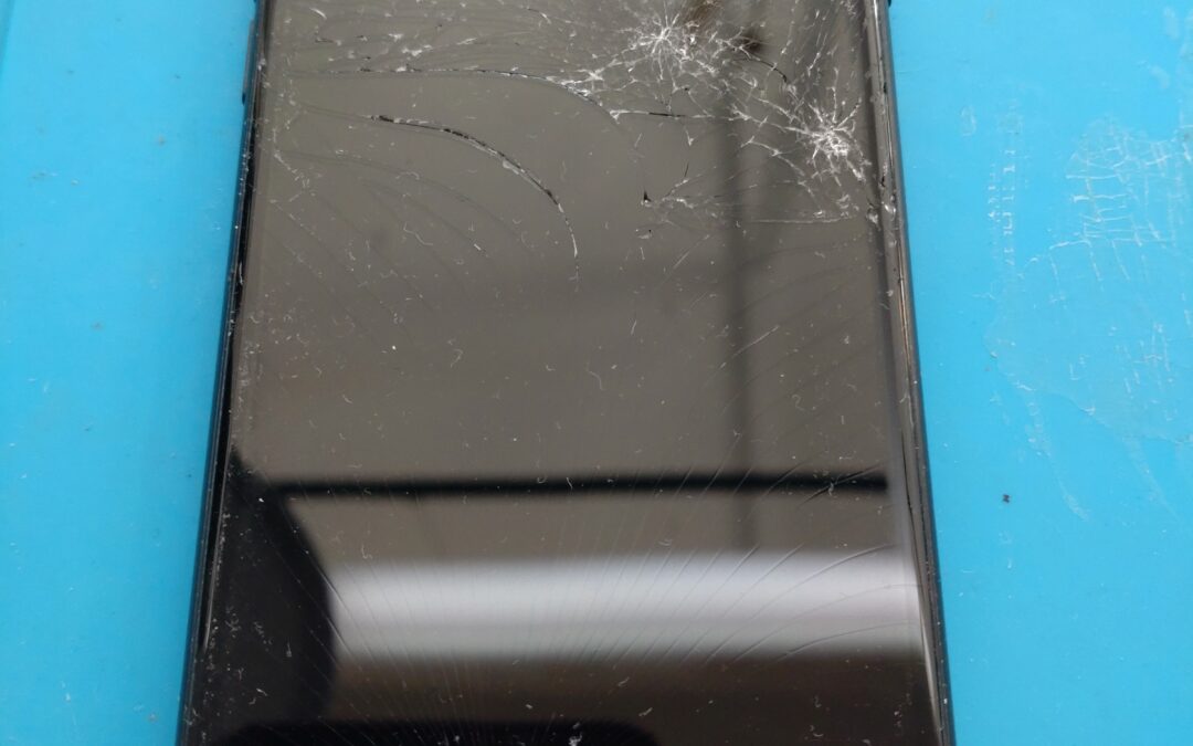 【広範囲に画面割れがあるiPhone SE３のフロントパネル修理しました！】